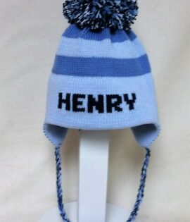 STRIPE EARFLAP WITH NAME AND POMPOM